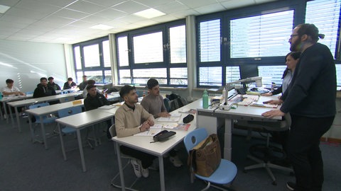 Schüler sitzen in einer VABO-Klasse in der Erich-Bracher-Schule in Kornwestheim