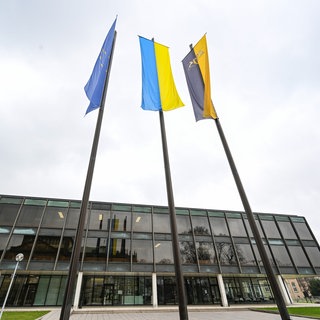 Am Landtag in Stuttgart wurde zwischen den Flaggen von Europa und Baden-Württemberg die Flagge der Ukraine gehisst (Symbolfoto).