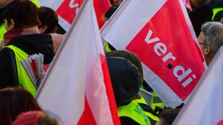 "Verdi" ist auf Fahnen von Streikenden zu lesen (Symbolbild).
