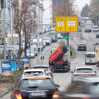 Autos fahren durch eine Straße. Die Deutsche Umwelthilfe hat gegen drei Städte in Baden-Württemberg wegen ihrer fehlenden Lärmaktionspläne geklagt.