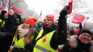 Symbolbild: Teilnehmerinnen und Teilnehmer demonstrieren während eines Warnstreiks im öffentlichen Dienst. Die Gewerkschaft ver.di hat am Freitag zum "Streiktag der Frauenberufe" aufgerufen. 