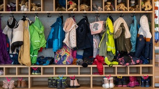 Eine Garderobe in einer Kita. (Symbolbild)
