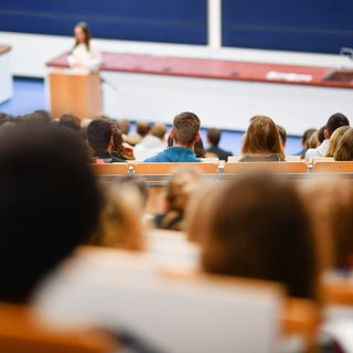 Studenten sitzen in einem Hörsaal.