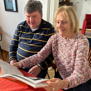 Wilhelm Kazmaier und Ute Wessels blättern in einem Buch