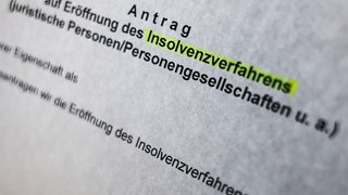 Das Wort "Insolvenzverfahren" auf einem Papier. In BW gibt es immer mehr Insolvenzen.