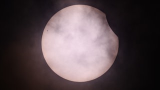 Am Samstag begeistert eine partielle Sonnenfinsternis Deutschland. Im Osten ist sie gut zu sehen - in BW bedecken dichte Wolken den Himmel.