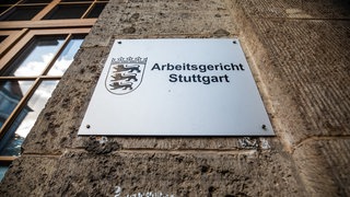 Ein Schild mit der Aufschrift "Arbeitsgericht Stuttgart" am Eingang des Gerichtsgebäudes. 