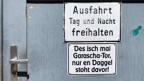 Ein Schild an einer Garage in Stuttgart. Die Landesregierung will sich für den Erhalt der Dialekte in Baden-Württemberg einsetzen.