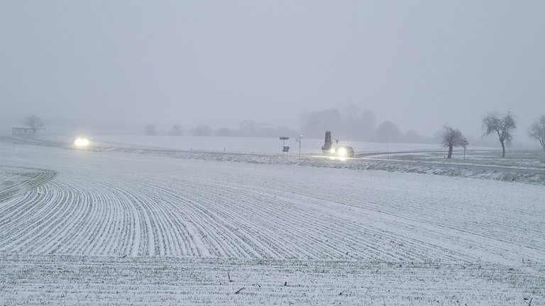 Am Donnerstag hat es im Süden von Baden-Württemberg geschneit. In Ebenweiler (Kreis Ravensburg) waren Wiesen und Felder von einer Schneedecke bedeckt.
