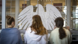 Schülerinnen blicken ins Plenum im Deutschen Bundestag.
