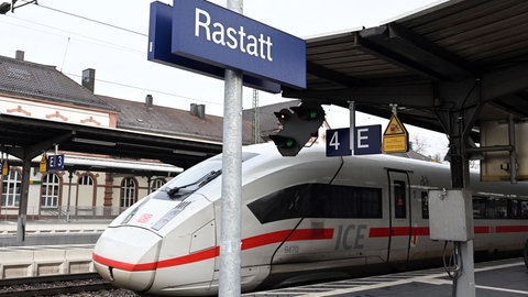 Ein ICE steht an einem Gleis am Bahnhof Rastatt. (Symbolbild)