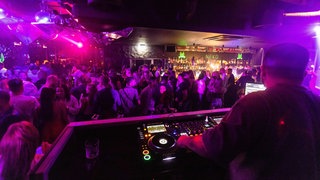 Menschen tanzen im Club "Neko" in Freiburg auf der Tanzfläche. 