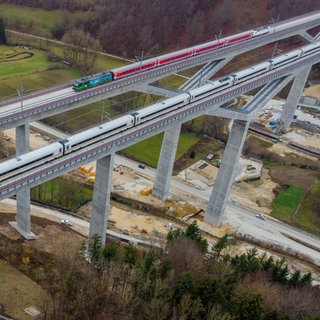 Ein ICE-Zug (unten) und ein Regionalzug (oben) stehen auf der Bahn-Neubaustrecke zwischen Wendlingen und Ulm auf der Filstalbrücke.