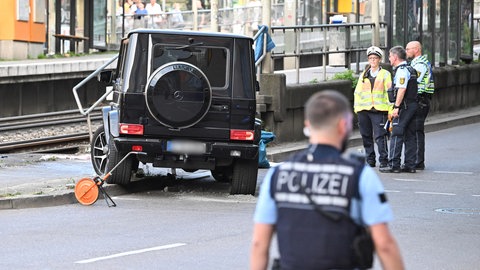 In der Stuttgarter Innenstadt ist nach Polizeiangaben ein Auto in eine Personengruppe gefahren.
