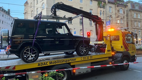 In der Stuttgarter Innenstadt ist nach Polizeiangaben ein Auto in eine Menschenmenge gefahren.