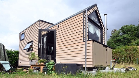 Ein Tiny House steht auf dem Campingplatz Albtal (Kreis Waldshut) in Baden-Württemberg.