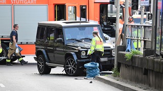 Ein Autofahrer ist am Stuttgarter Olgaeck in eine Menschenmenge gefahren.