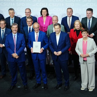 Der designierte Kanzler Friedrich Merz (CDU) mit Markus Söder (CSU), Lars Klingbeil und Katja Esken (beide SPD) mit den designierten Ministerinnen und Ministern der neuen Bundesregierung.