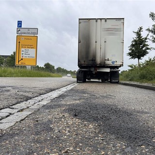 Lkw nach Unfall auf Parkplatz an der B3