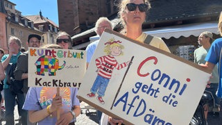 In Heidelberg demonstrieren Menschen am Sonntag gegen rechte Hetze und für ein Verbot der AfD.