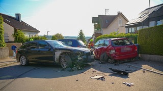 In Notzingen (Kreis Esslingen) hat am Mittwoch mutmaßlich ein Pkw-Fahrer zwei Fußgänger erfasst und mehrere Autos gerammt.