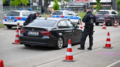 Eine Kontrollstelle am deutsch-französischen Grenzübergang bei Kehl am 8. Mai