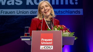 Nina Warken (CDU), Bundesministerin für Gesundheit, jubelt beim 36. Bundesdelegiertentag der Frauen Union der CDU in der Stadthalle nach ihrer Wahl zur Vorsitzenden.