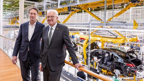 Mercedes-Benz-Vorstandschef Ola Källenius (l.) und Baden-Württembergs Ministerpräsident Winfried Kretschmann (Grüne) im Mercedes-Werk in Rastatt