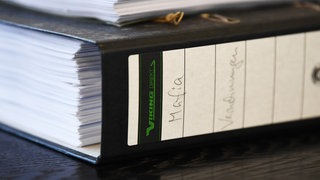 Ein Aktenordner mit der Aufschrift "Mafia Verhandlung". (Archiv)