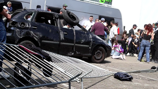 Bei einer Stuntshow mit Monstertrucks und Autos in Leinfelden-Echterdingen ist ein Pkw gegen einen Absperrzaun geschleudert. Mehrere Zuschauer wurden verletzt, darunter auch Kinder.