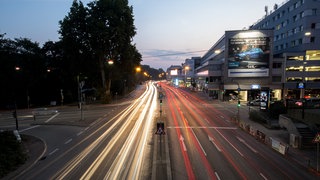 Baden-Württemberg, Stuttgart: Autos fahren über die Kreuzung Neckartor (Aufnahme mit Langzeitbelichtung).