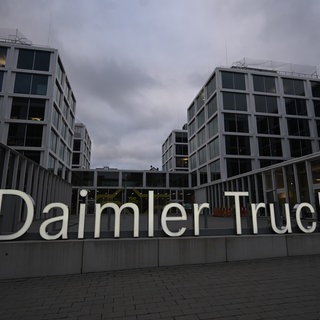 Ein Logo des Nutzfahrzeugherstellers Daimler Truck steht vor der Firmenzentrale. Das Unternehmen mit Sitz in Leinfelden-Echterdingen (Kreis Esslingen) hat am Dienstag (8.7.) verkündert, 5.000 Stellen in Deutschland streichen zu wollen.