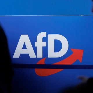 Das Parteilogo der AfD als Symbolbild zur Debatte um Einzelfallprüfung bei AfD-Mitgliedern im Staatsdienst in Rheinland-Pfalz