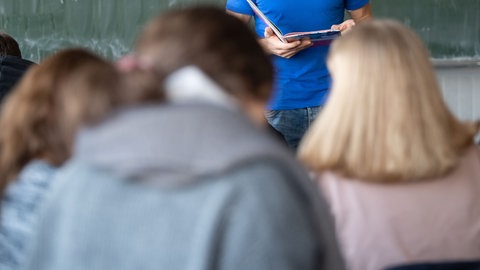 Ein Lehrer unterrichtet eine Schulklasse. In Baden-Württemberg wurden offenbar 1.440 unbesetzte Lehrerstellen übersehen (Symbolbild).