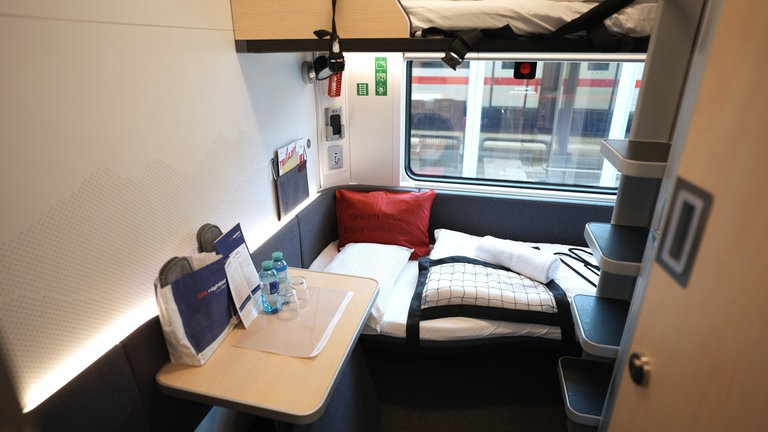 Das ist der Blick auf ein Schlafabteil mit zwei Betten eines Nachtzugs der Deutschen Bahn (DB) und der Österreichischen Bundesbahn (öBB).