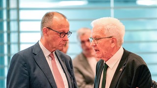 Bundeskanzler Friedrich Merz (l., CDU) und Winfried Kretschmann (Grüne) im Gespräch. Kretschmann hat Merz einen Brief geschrieben, in dem ihm einen Bürgerrat zum Thema Wehrpflicht vorschlägt.