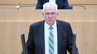 Ministerpräsident Winfried Kretschmann (Grüne) spricht vor dem baden-württembergischen Landtag. (Archivbild)