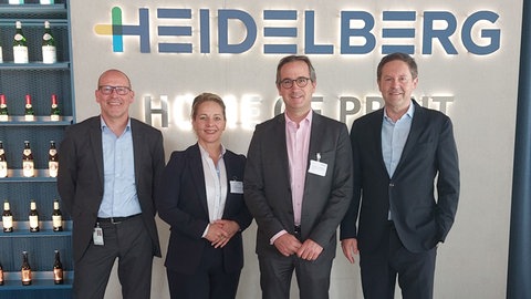 HEIDELBERG vereinbart strategische Partnerschaft mit Defence-Spezialist VINCORION: Klaus Braun, Leiter Industriekundengeschäft, HEIDELBERG, Ina Mölln, Vice President Procurement VINCORION, Kajetan von Mentzingen, Sprecher der Geschäftsführung von VINCORION und Jürgen Otto, CEO, HEIDELBERG (v.l.n.r.).