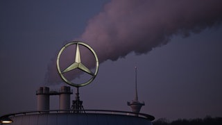 Das Logo von Mercedes-Benz steht auf einem Gebäude einer Niederlassung in Stuttgart.