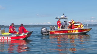 Ehrenamtliche der DLRG sind mit Booten auf dem Bodensee unterwegs.