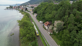 Ein Zug fährt in Richtung Sipplingen an einem Steilhang vorbei