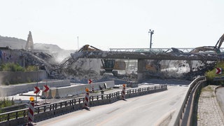 Abrissarbeiten an einer Brücke auf der A81 zwischen Böblingen-Hulb und Sindelfingen-Ost.