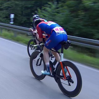 Ein Triathlet auf dem Rennrad