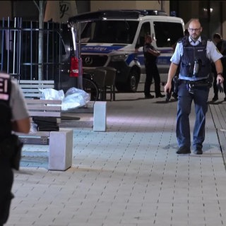 Polizisten in einer Fußgängerzone in Ulm
