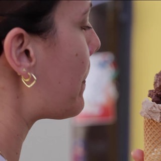 Eine Frau isst ein Eis