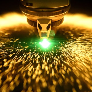 Ein Laser des Herstellers Trumpf schneidet ein Blech. Nun sollen die Produkte auch in der Rüstungsindustrie eingesetzt werden dürfen.
