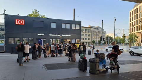 Vor dem Infoschalter der Deutschen Bahn alm Ulmer Hauptbahnhof bildeten sich am Dienstagabend lange Schlangen.