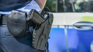 Die Dienstwaffe einer Person der Polizei in Nahaufnahme. Der Randalierer in Emmendingen löste einen größeren Polizeieinsatz aus. (Symbolbild).