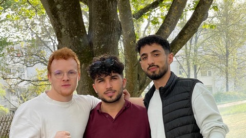 Ramzi gemeinsam mit einem Freund und einem Mitbewohner Mahsuni Tas.