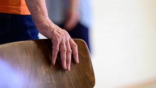Eine Seniorin stützt sich ab. Sexualisierte Gewalt im Alter kommt oft nicht ans Licht. (Symbolbild)